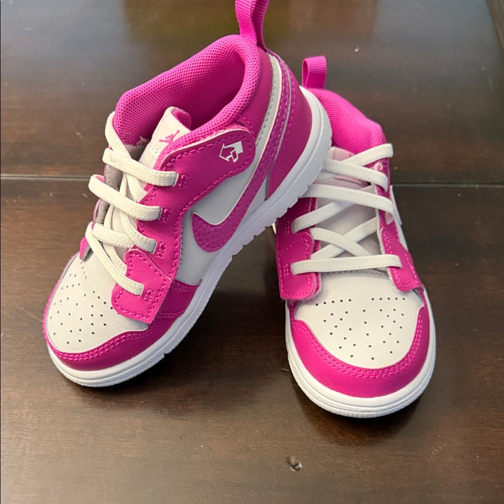 Nike Kids Sneakers in Pink and White size 9C